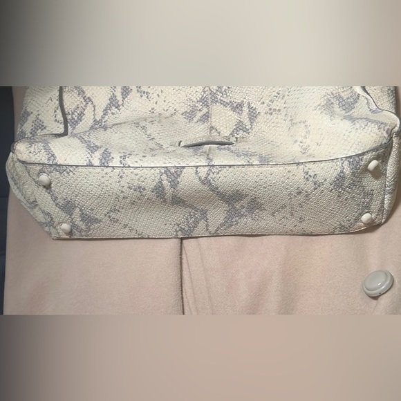 𝐂𝐎𝐋𝐄 𝐇𝐀𝐀𝐍 Leather Turnlock Snake Bag Off-White Bone Gray GORGEOUS! - Picture 10 of 16